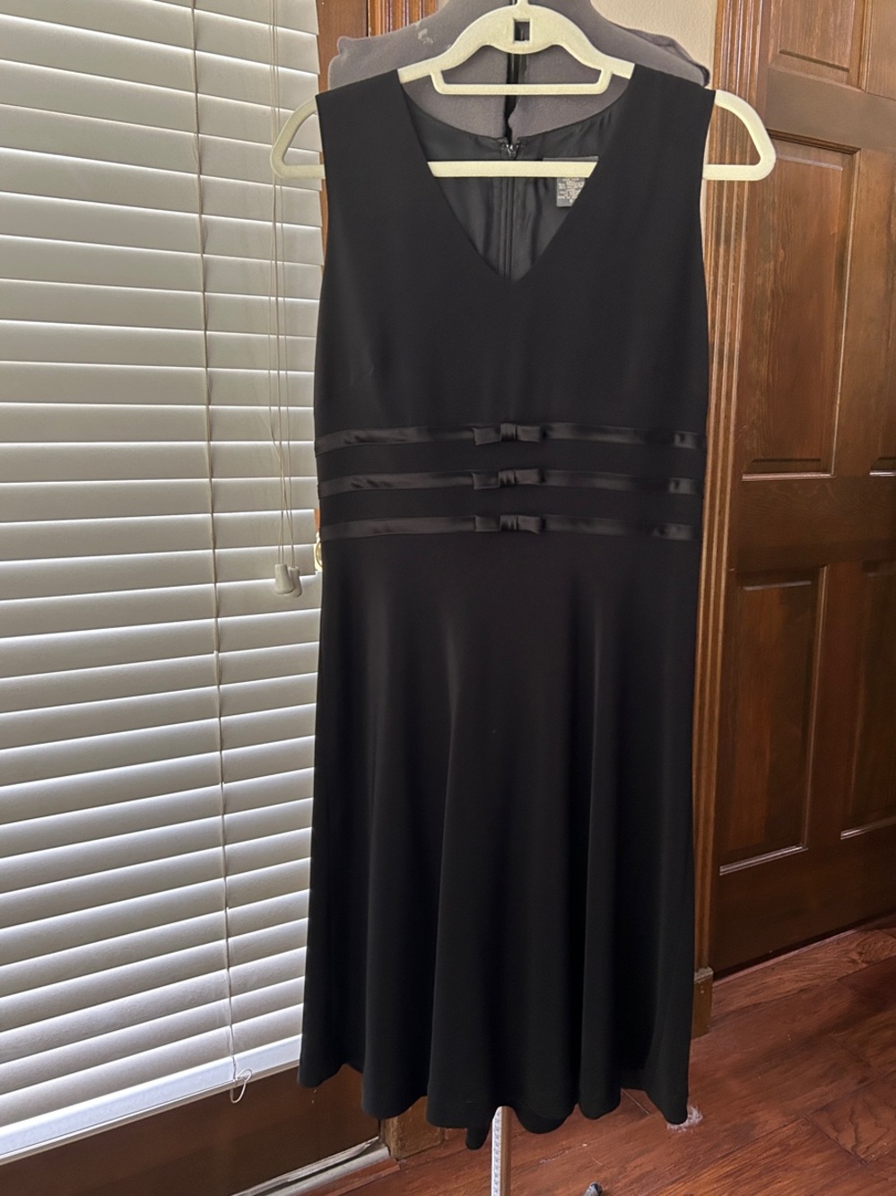 Banana Republic Black Sleeveless V-neck Sheath Dress w/ satin bow accents Sz 8